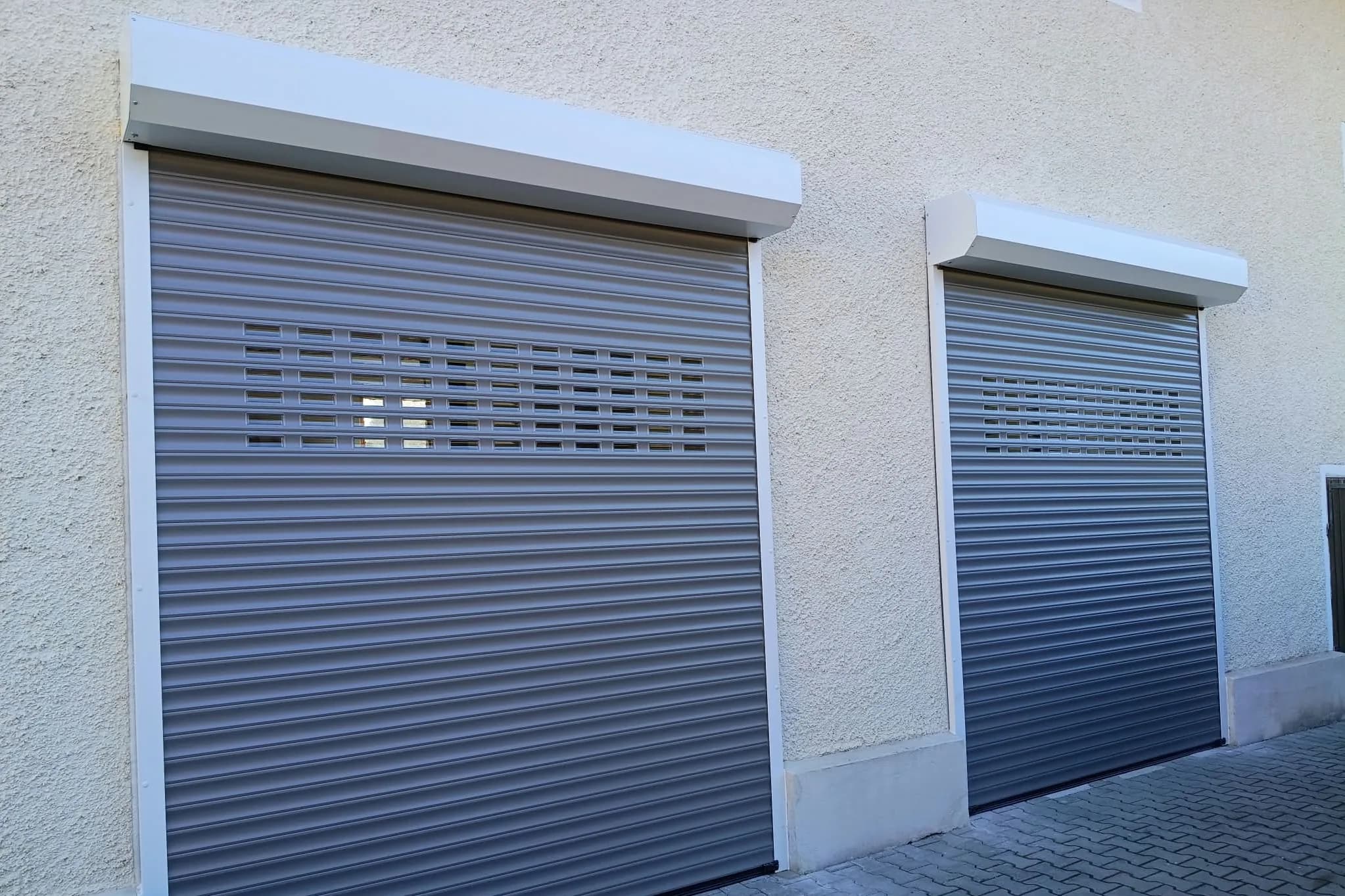 Zwei neue Außen-Rolltore an einer Garagenfassade in Rotthalmünster.